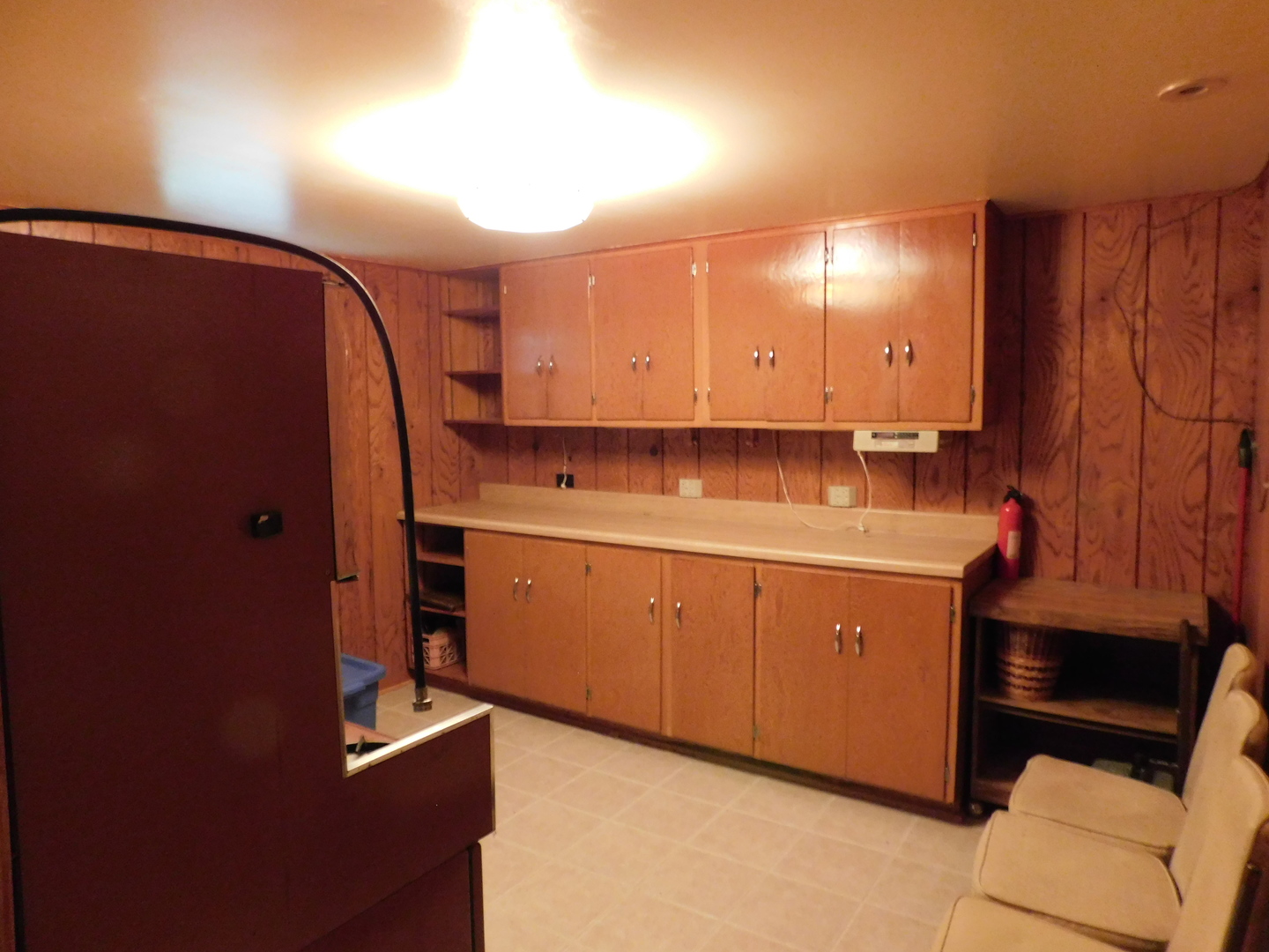 692 Maple Drive Buffalo Grove, IL 60089 - Photo 13 of 18 a room with cabinets