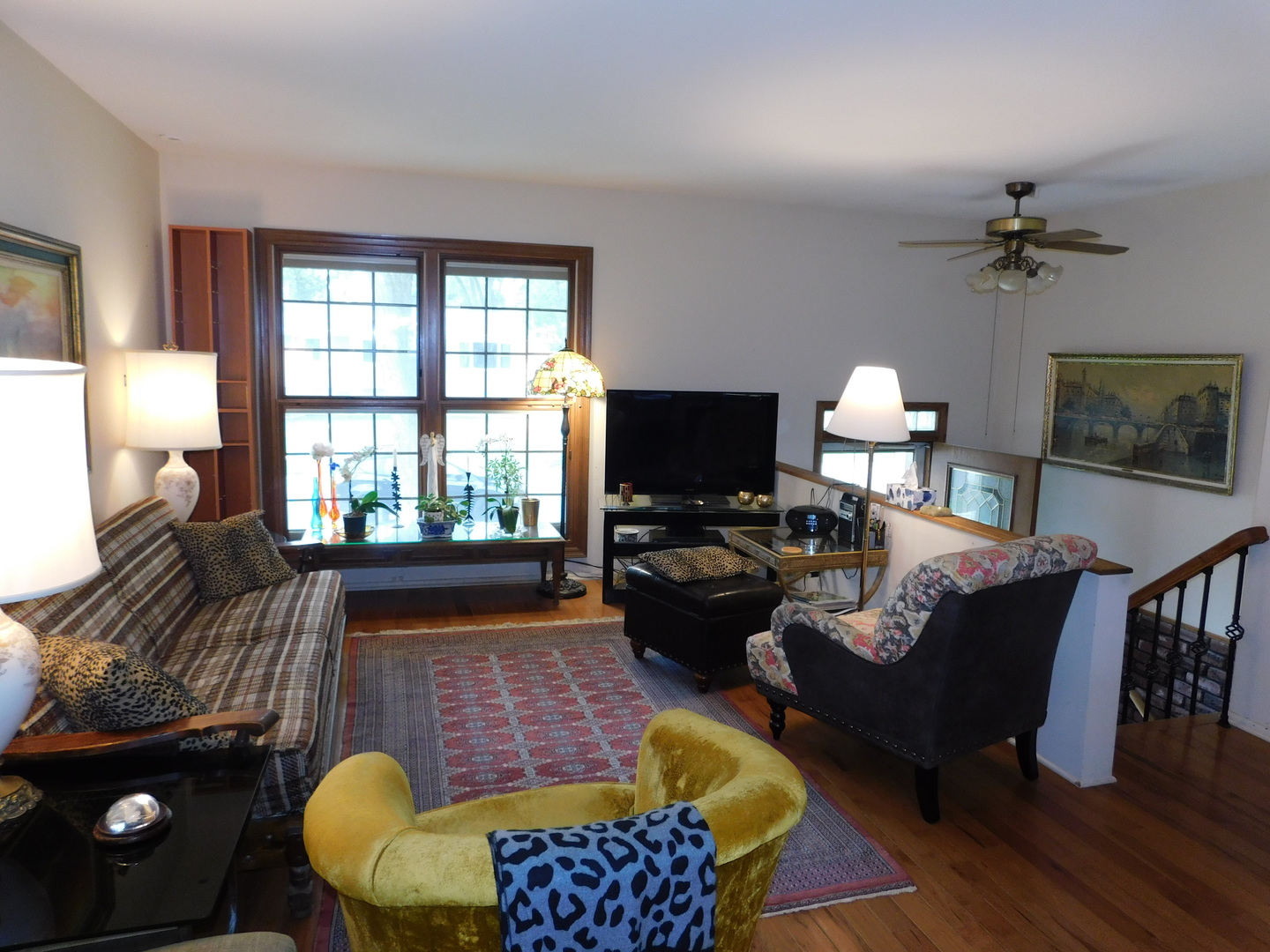 692 Maple Drive Buffalo Grove, IL 60089 - Photo 3 of 18 a living room with furniture and a flat screen tv