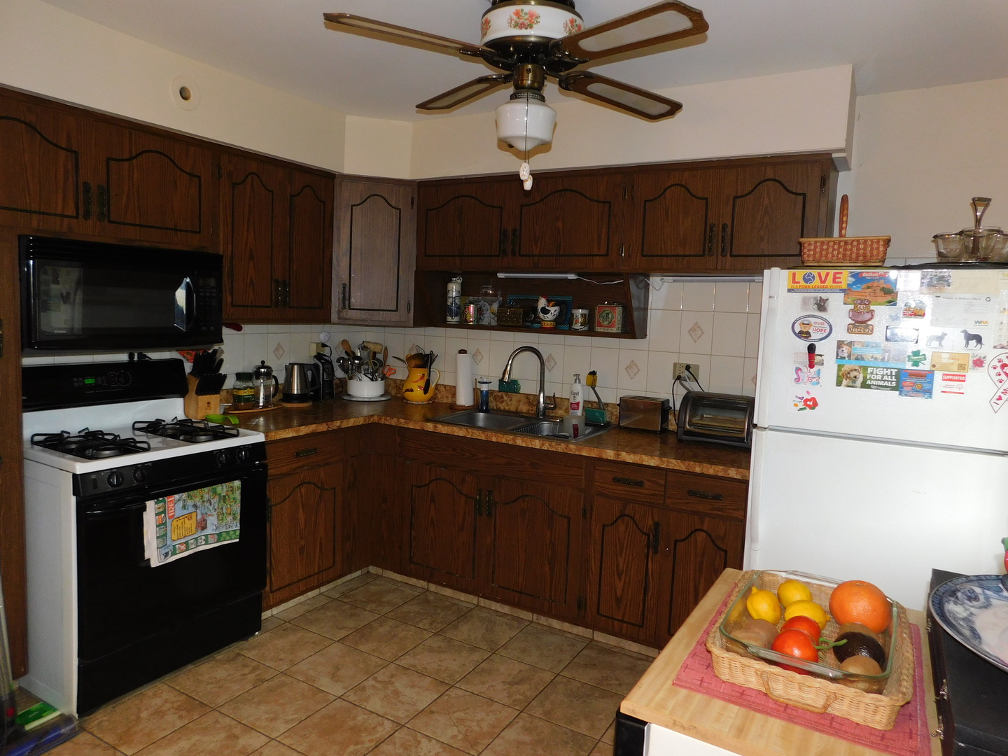 692 Maple Drive Buffalo Grove, IL 60089 - Photo 5 of 18 a kitchen with stainless steel appliances granite countertop a stove refrigerator and cabinets