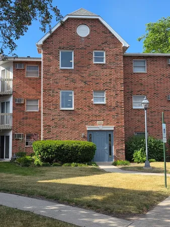 $139,000 | 1303 Cunat Court, Unit 3D, Lake In The Hills, IL 60156