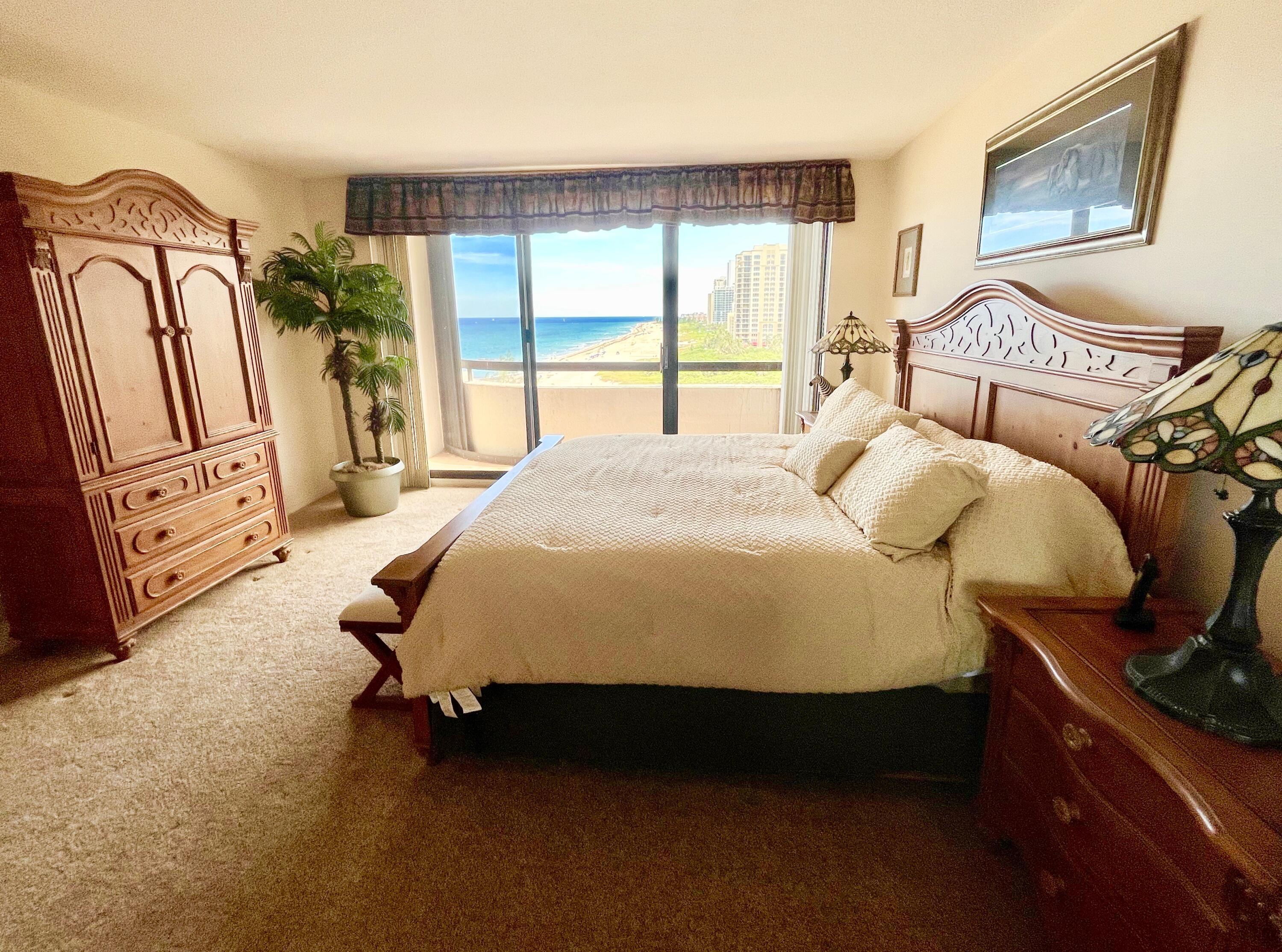 4000 North Ocean Drive, Unit 902 Singer Island, FL 33404 - Photo 20 of 52 MASTER BR KING BED
