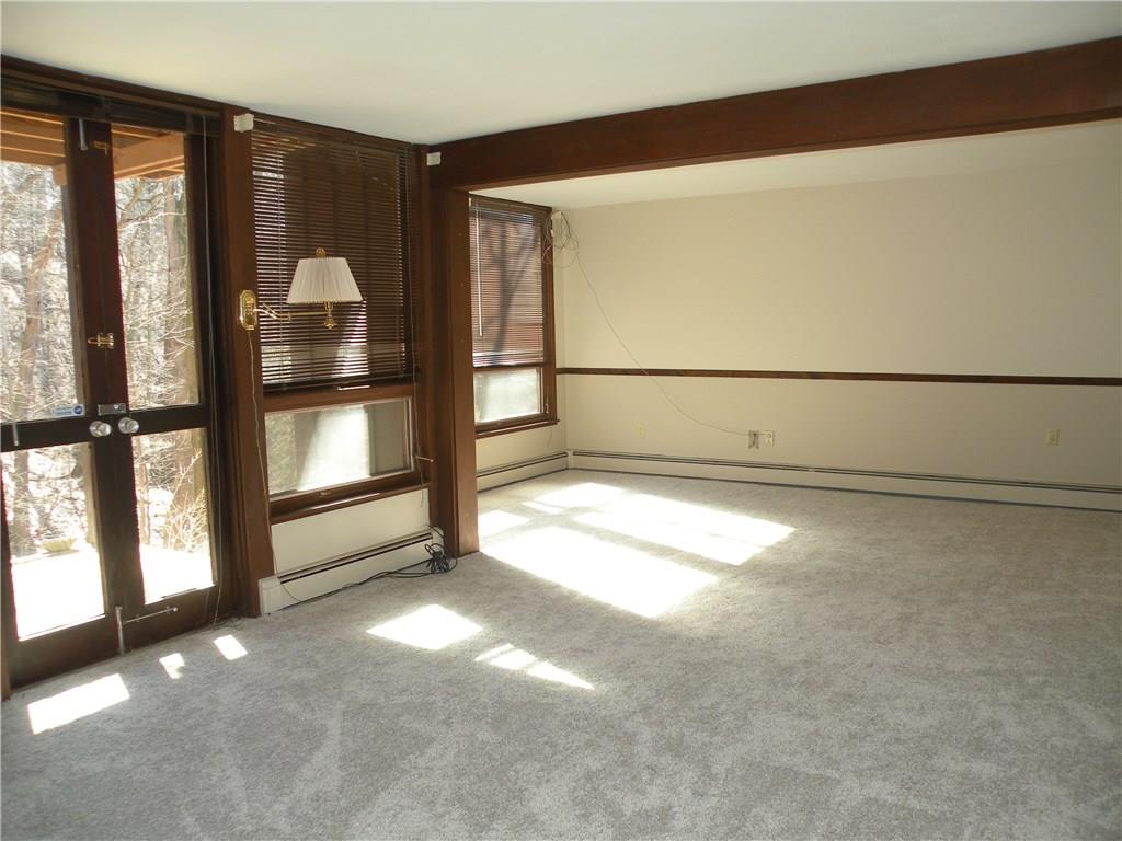 110 Colwyn Road Pittsburgh, PA 15237 - Photo 10 of 23 Living Room