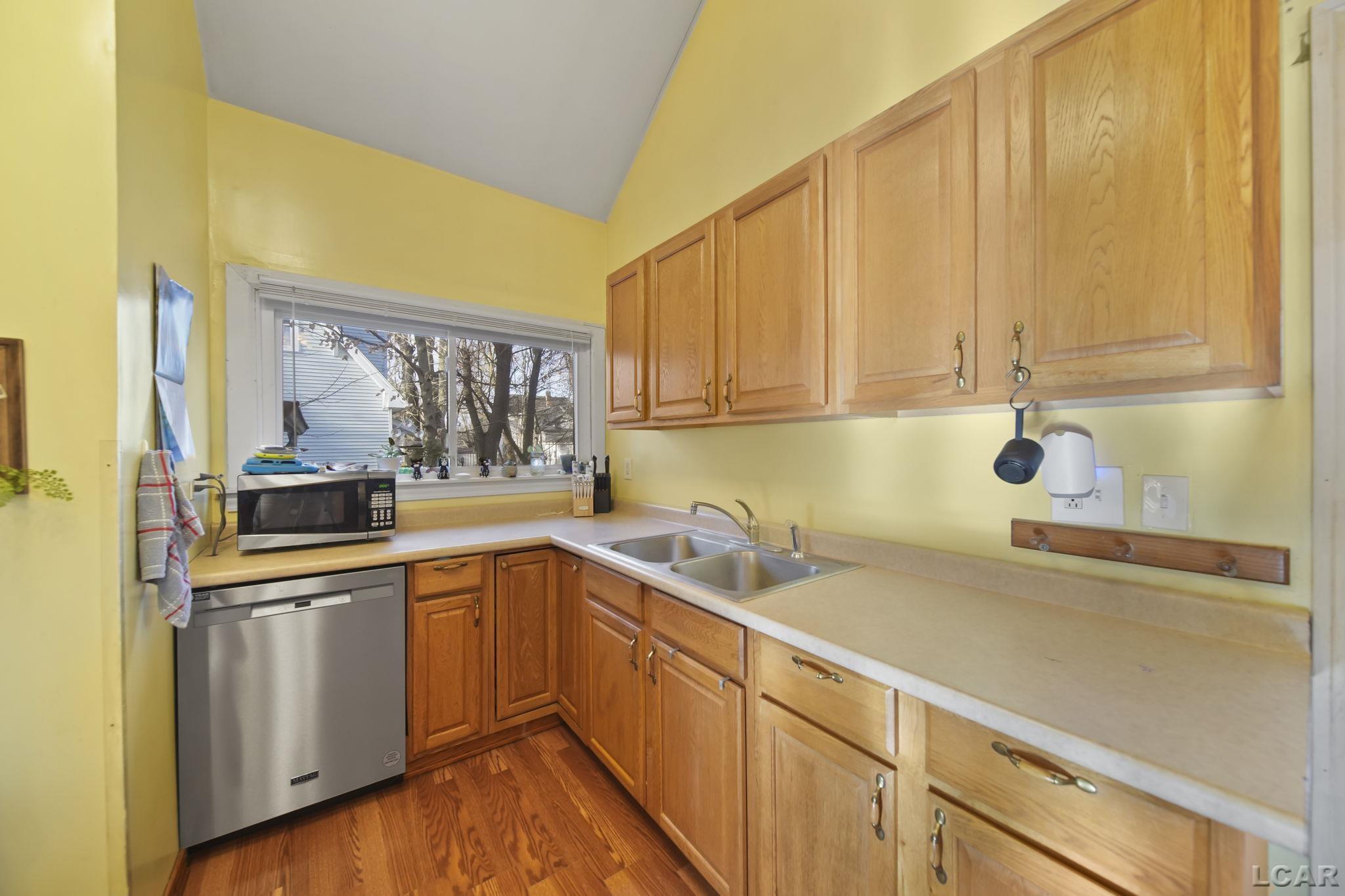 623 North Locust Street Adrian, MI 49221 - Photo 6 of 38 50169647-a61c3c46-44c3-4b36-a4ee-5ed933666922.JPG