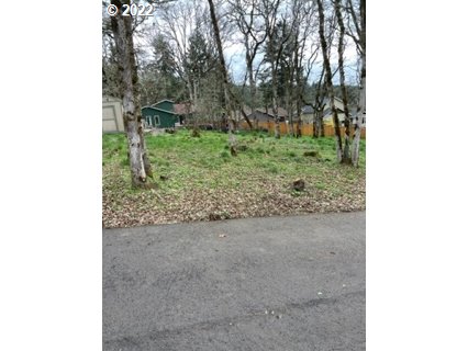 Laurel Hill Drive, Unit 102 Eugene, OR 97403 - Photo 3 of 8 a backyard of a house with lots of green space