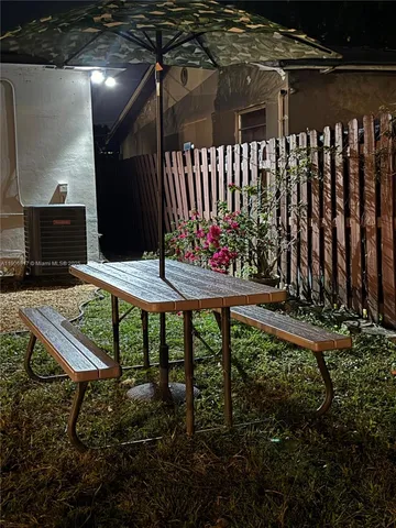 a view of entryway with a table