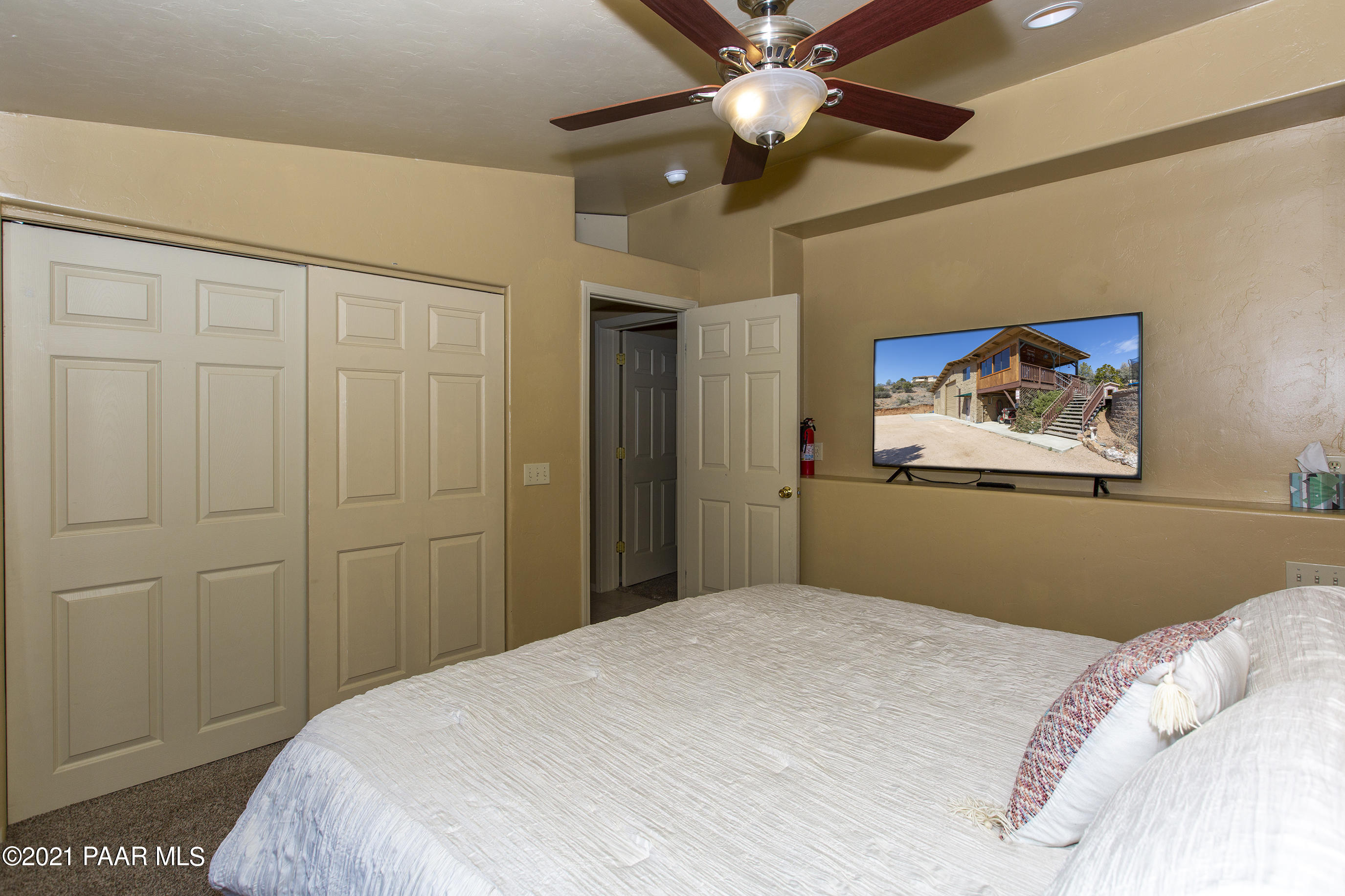 4560 West Old Stage Road Prescott, AZ 86305 - Photo 12 of 32 Bedroom 1 with entertainment niche