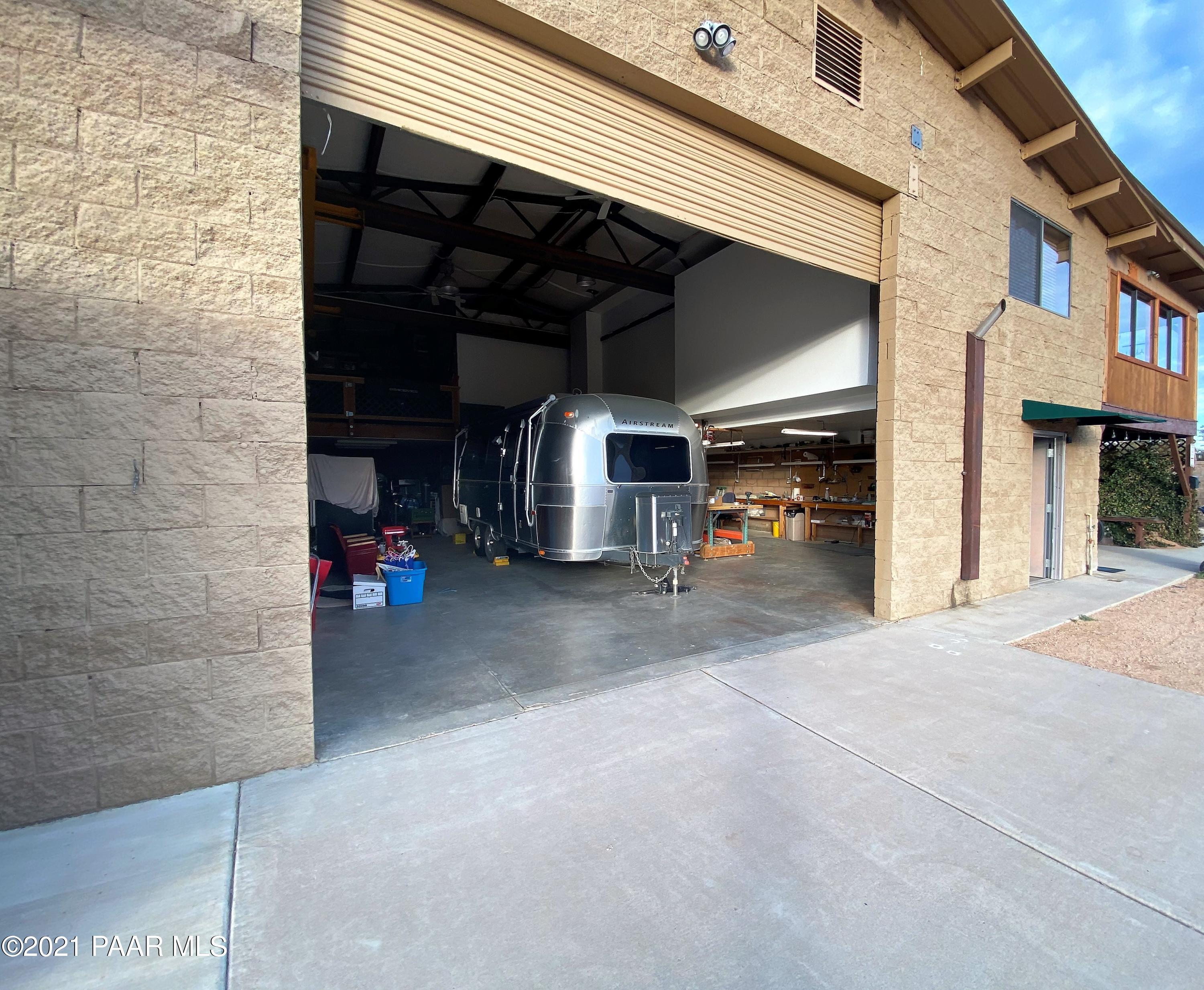 4560 West Old Stage Road Prescott, AZ 86305 - Photo 22 of 32 2nd bay with roll up door