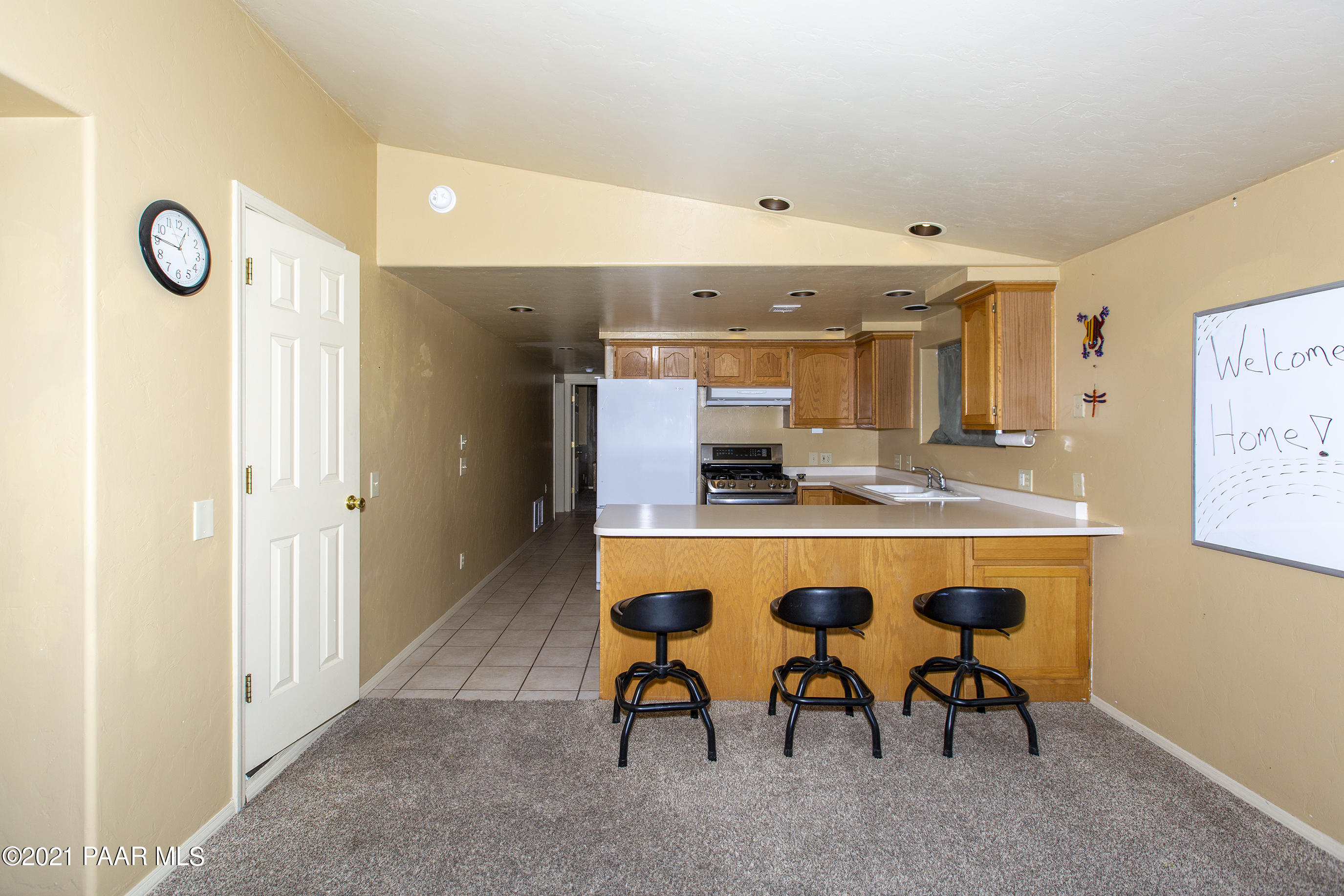4560 West Old Stage Road Prescott, AZ 86305 - Photo 9 of 32 breakfast bar in kitchen