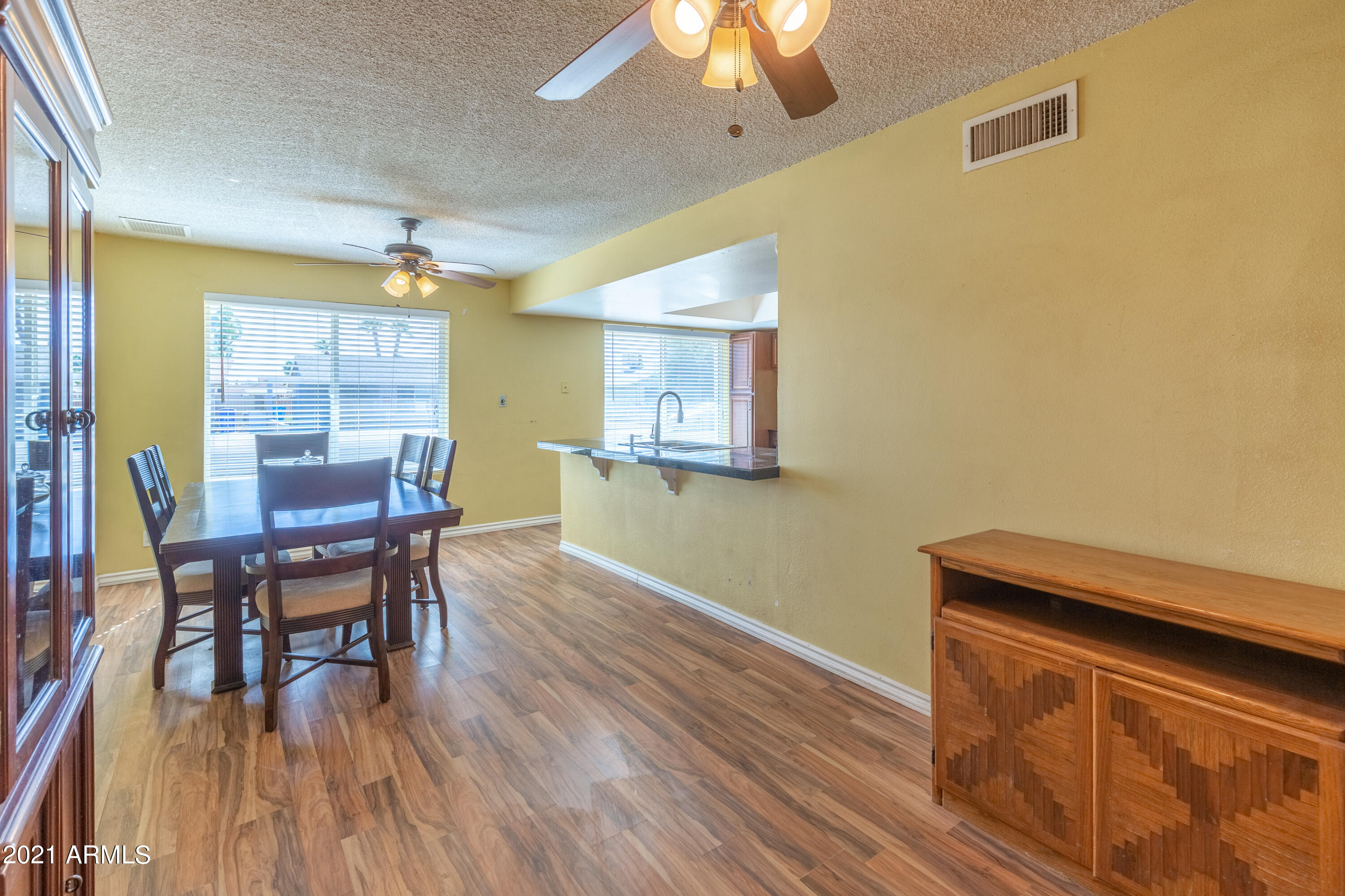 2226 West Charter Oak Road Phoenix, AZ 85029 - Photo 6 of 18 Dining2