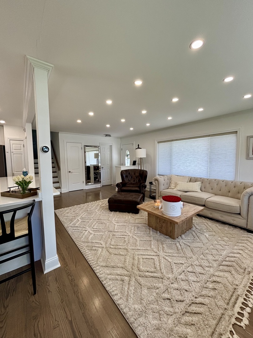1237 Heatherfield Lane Glenview, IL 60025 - Photo 11 of 33 a living room with furniture