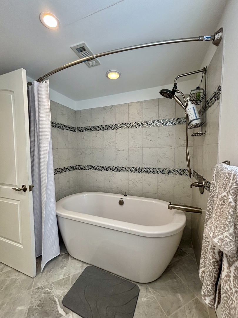 1237 Heatherfield Lane Glenview, IL 60025 - Photo 14 of 33 a large tub sitting next to a white wall