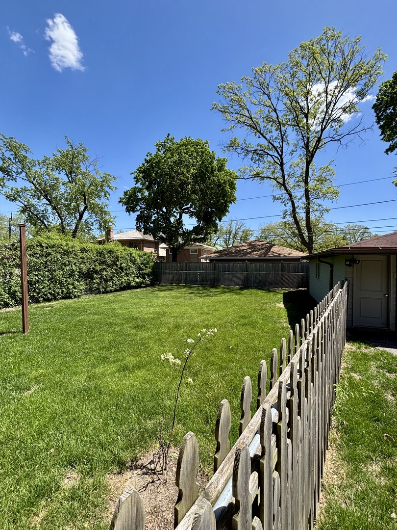 1237 Heatherfield Lane Glenview, IL 60025 - Photo 2 of 33 a view of a garden with an trees