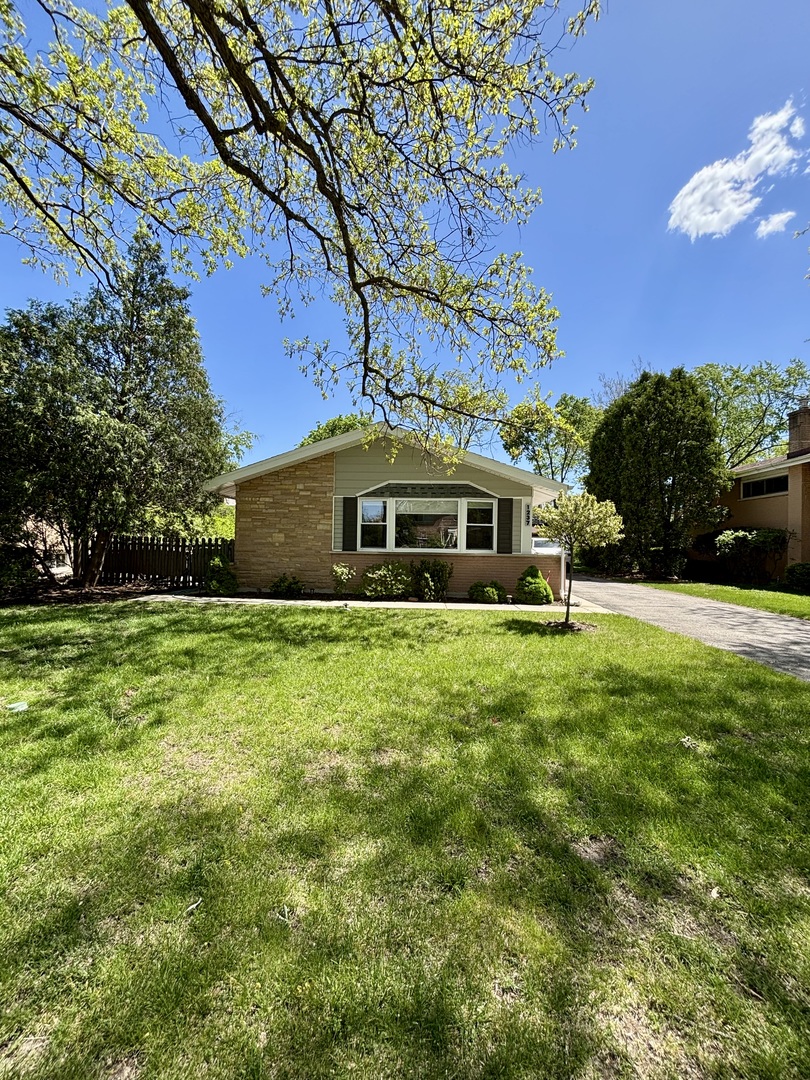 1237 Heatherfield Lane Glenview, IL 60025 - Photo 3 of 33 a front view of a house with yard and green space