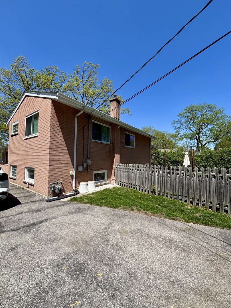 1237 Heatherfield Lane Glenview, IL 60025 - Photo 31 of 33 a front view of a house with garden
