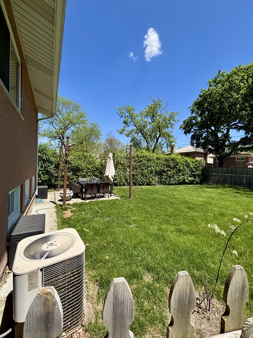 1237 Heatherfield Lane Glenview, IL 60025 - Photo 4 of 33 a view of a porch with furniture and garden