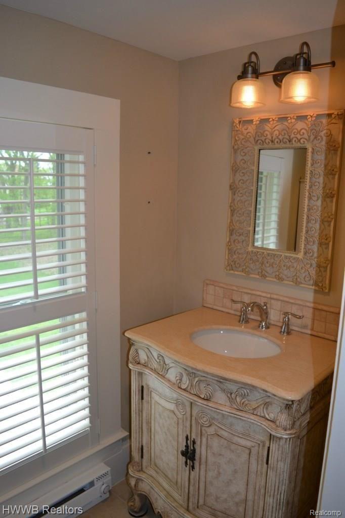 1481 Dutton Road Rochester, MI 48306 - Photo 34 of 55 2nd floor full bath