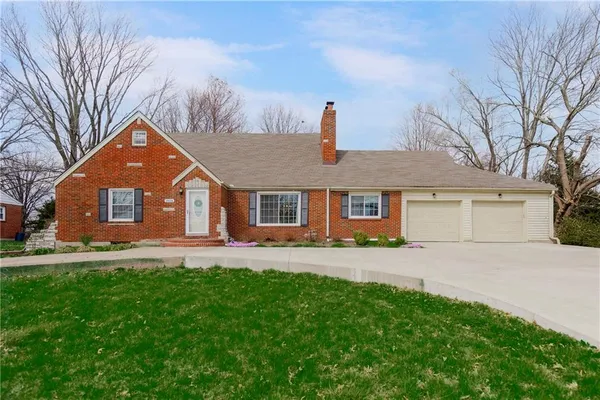 $325,000 | 1804 West Liberty Drive, Liberty, MO 64068