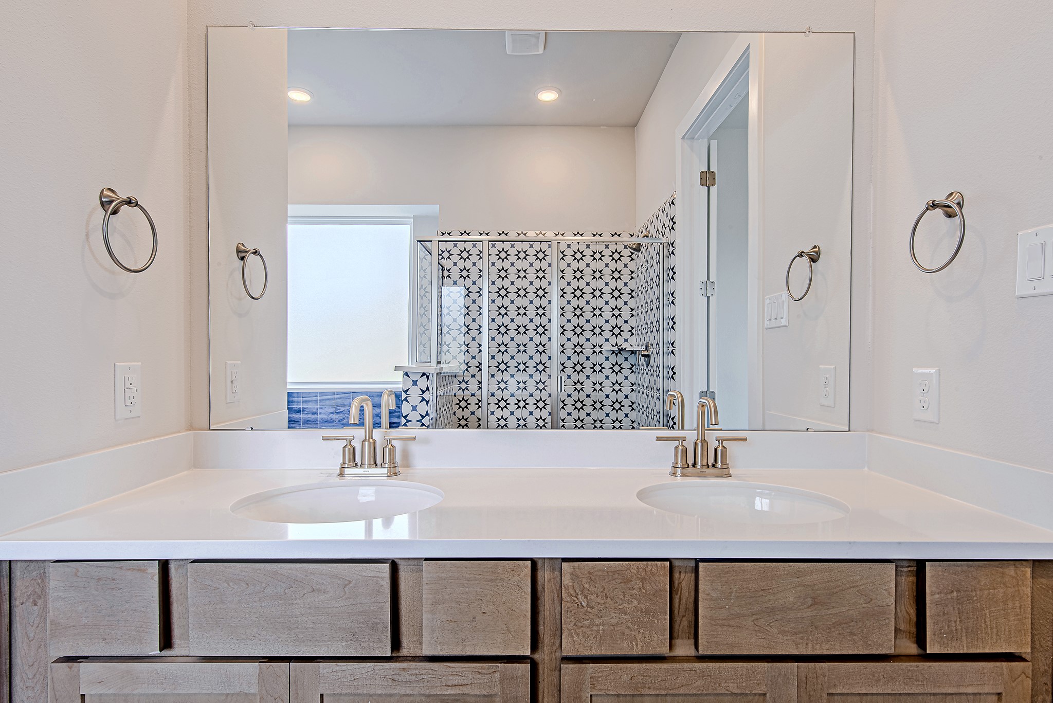 181 Peninsula Point Drive Montgomery, TX 77356 - Photo 19 of 44 A spacious dual-sink vanity provides ample room for morning routines, featuring sleek brushed nickel fixtures and a crisp, clean aesthetic.