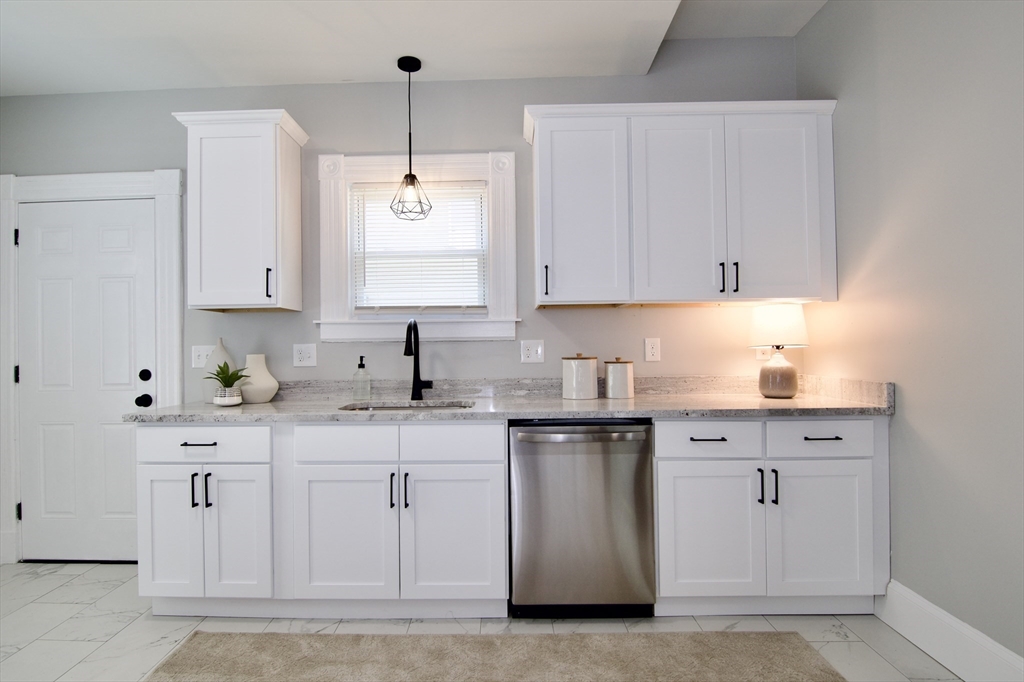 43 Princeton Street Springfield, MA 01109 - Photo 7 of 41