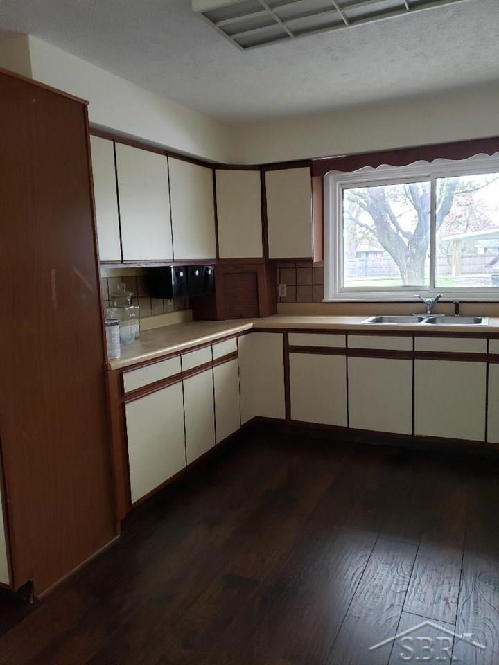 4688 Locust Road Saginaw, MI 48604 - Photo 7 of 14 50011353-6.JPG