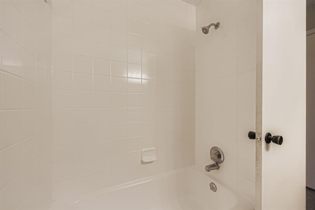 214 Austin Street Grapevine, TX 76051 - Photo 18 of 28 a bathroom with a bathtub