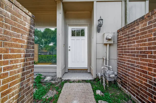 a view of a pathway that has an outdoor space