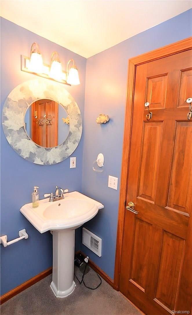 7091 Big Trail Road Holly, MI 48442 - Photo 10 of 26 BRIGHT GUEST BATH