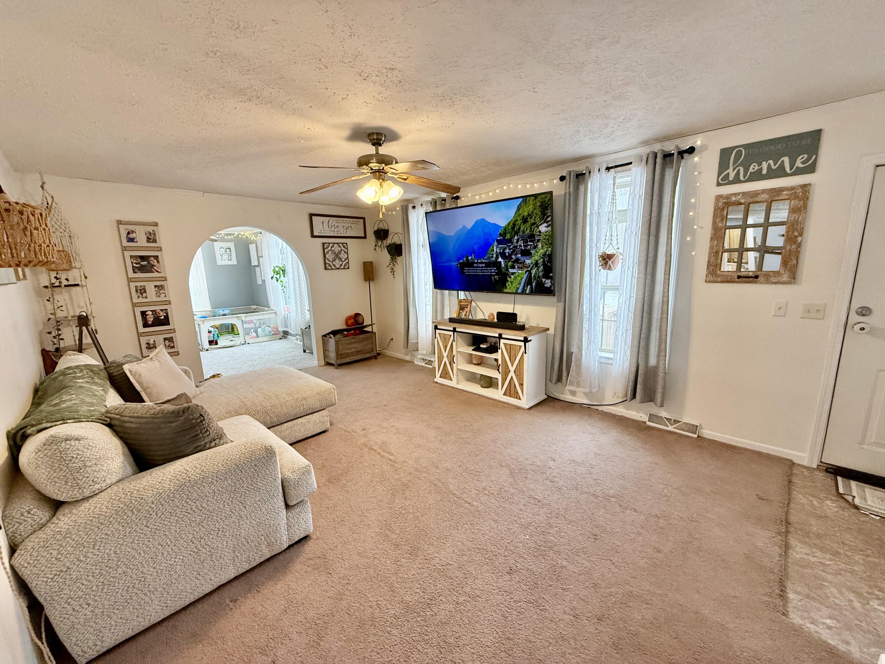 238 Lyons Road Plattsburgh, NY 12901 - Photo 9 of 31 Living room