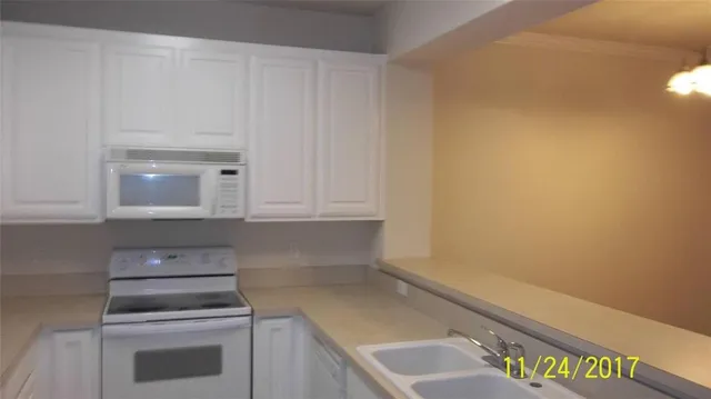 $2,600 | 121 Wildwood Court, Unit 200, Grapevine, TX 76051