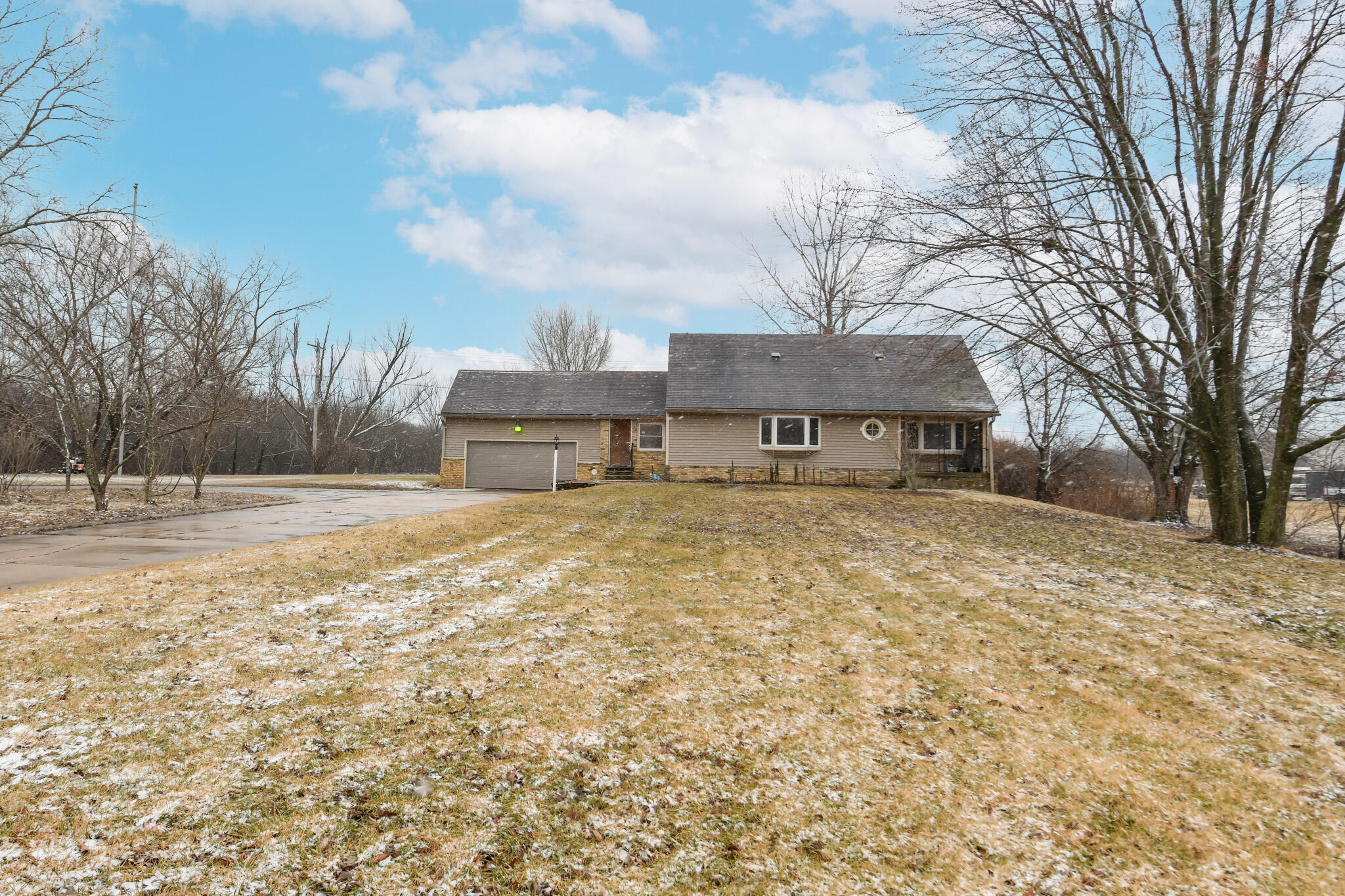 9335 West County Line Road, Unit 9325 Milwaukee, WI 53224 - Photo 4 of 38 2
