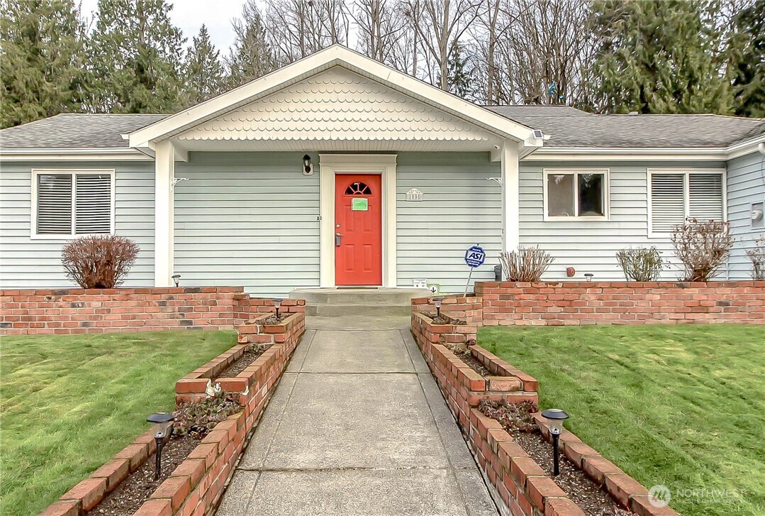 1005 28th Street Southeast, Unit C Auburn, WA 98002 - Photo 6 of 23 a front view of house with yard