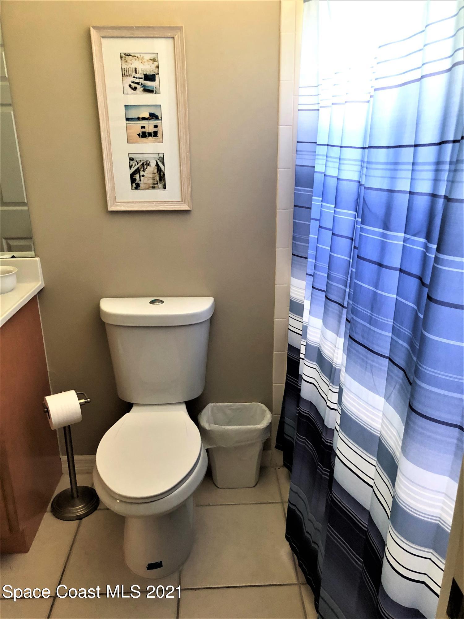655 Ridge Club Drive, Unit 28 Melbourne, FL 32934 - Photo 7 of 12 Main bathroom area