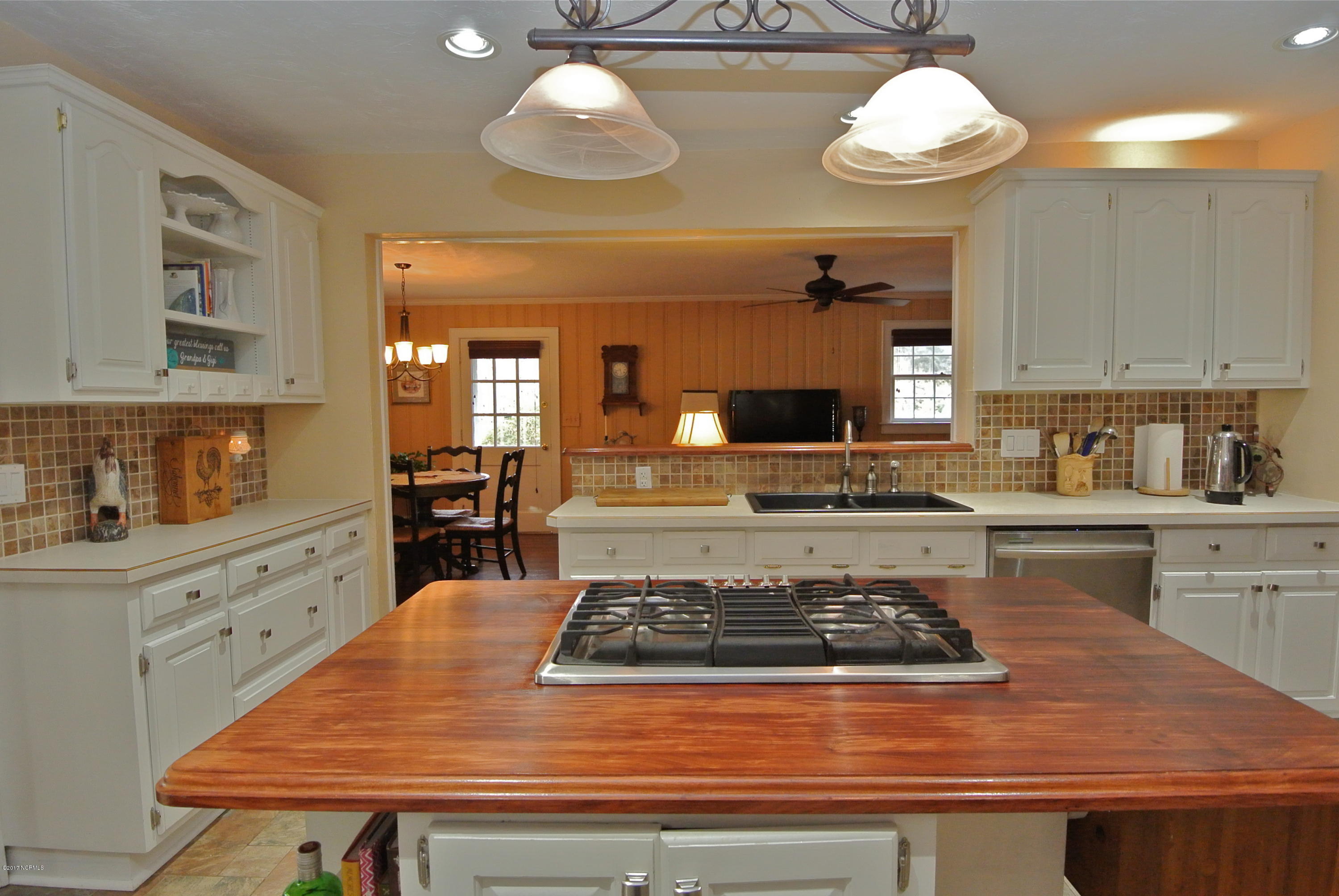 135 Bernhurst Road New Bern, NC 28560 - Photo 39 of 117 Looks into the Family Room.