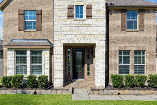 $524,900 | 11723 Oakwood Drive, Mont Belvieu, TX 77535