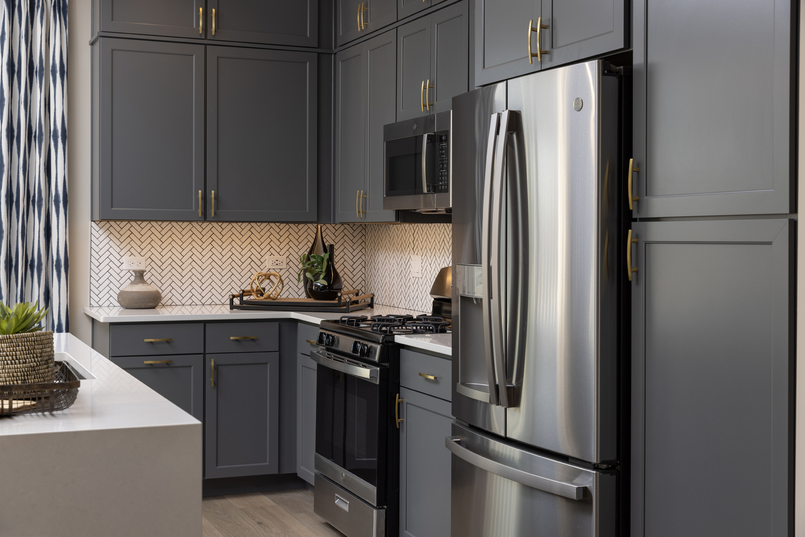 303 Timberleaf Circle Roselle, IL 60172 - Photo 4 of 8 a kitchen with a refrigerator stove and sink