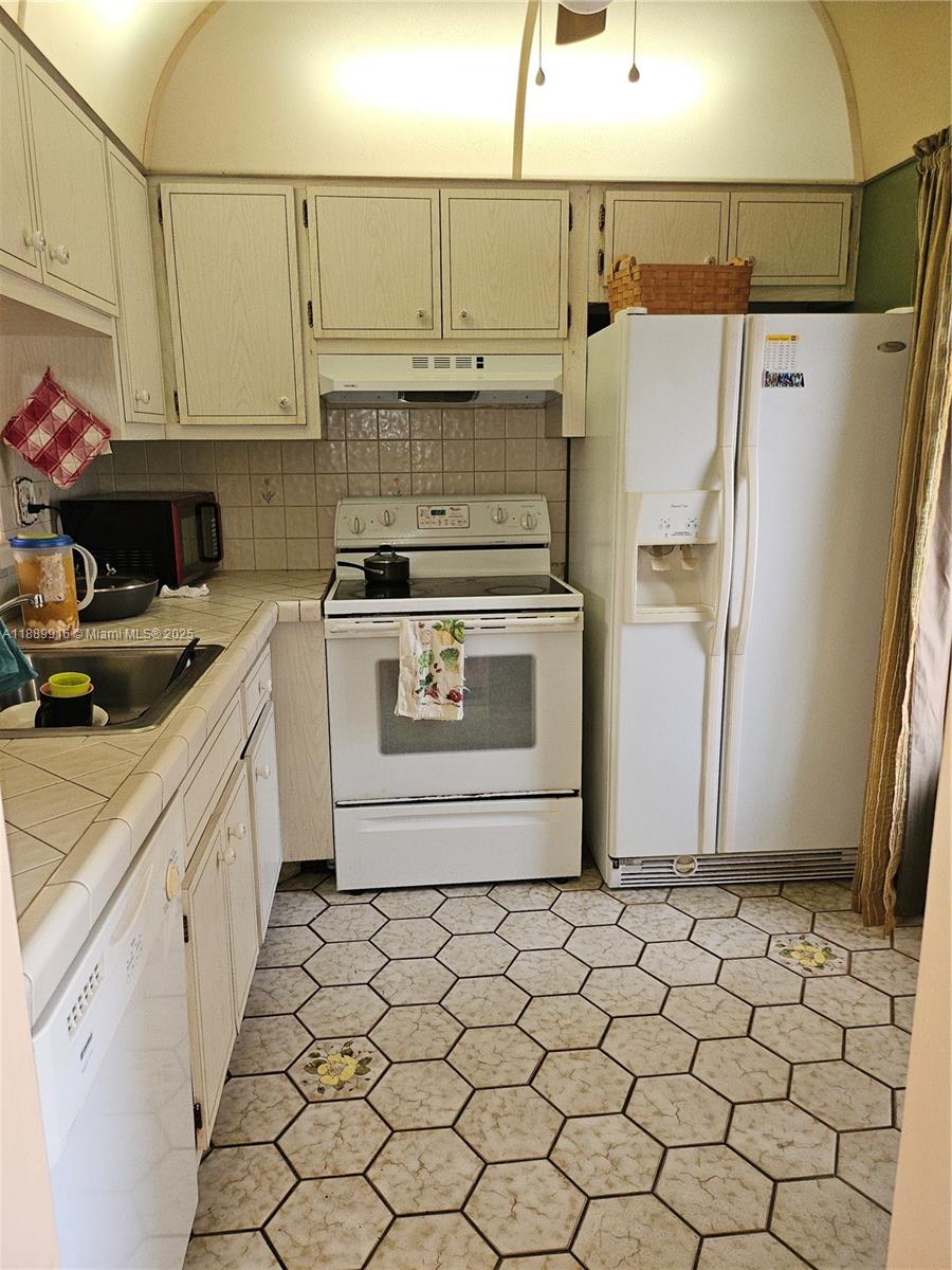 5121 West Oakland Park Boulevard, Unit 211 Lauderdale Lakes, FL 33313 - Photo 1 of 20