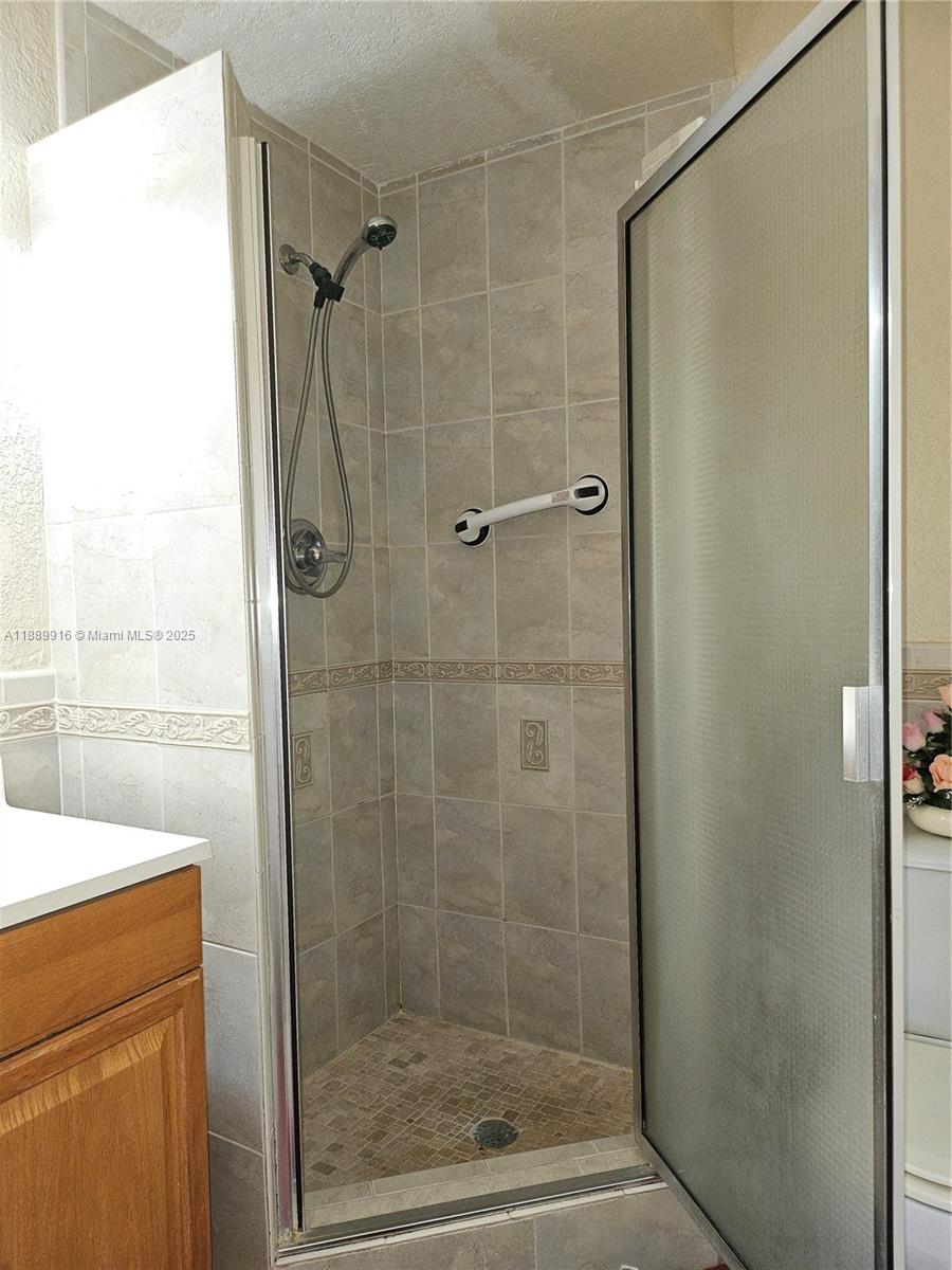 5121 West Oakland Park Boulevard, Unit 211 Lauderdale Lakes, FL 33313 - Photo 9 of 20 2nd bath