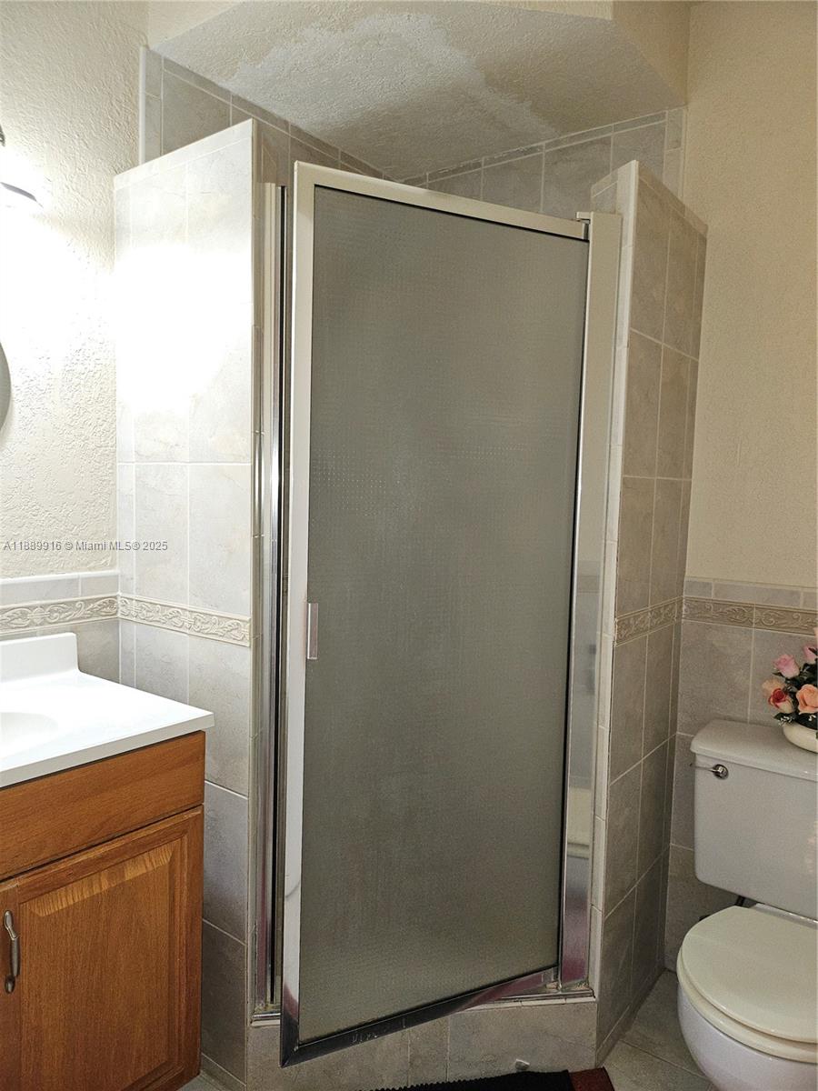 5121 West Oakland Park Boulevard, Unit 211 Lauderdale Lakes, FL 33313 - Photo 10 of 20 2nd bath