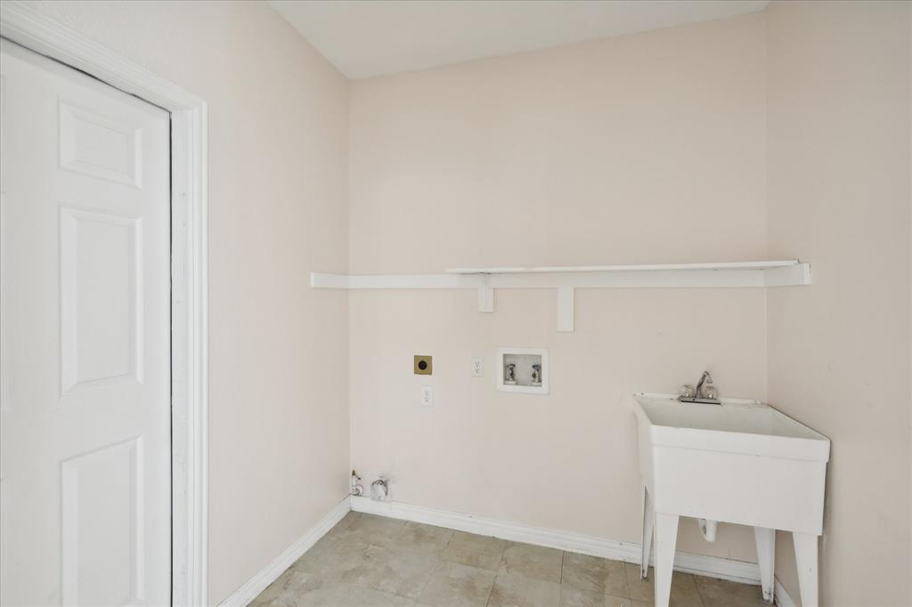 14625 Windsor Court Addison, TX 75001 - Photo 35 of 40 a bathroom with a sink and vanity