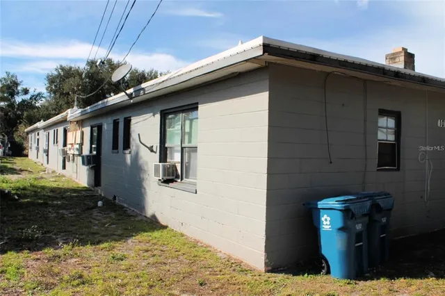 a view of a house with backyard