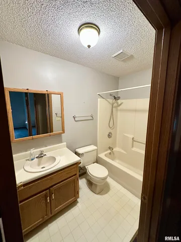 $210,000 | 24 Appomatox Avenue, Jacksonville, IL 62650