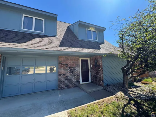 $215,000 | 2926 Southwest Arrowhead Road, Topeka, KS 66614