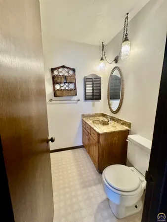 $215,000 | 2926 Southwest Arrowhead Road, Topeka, KS 66614