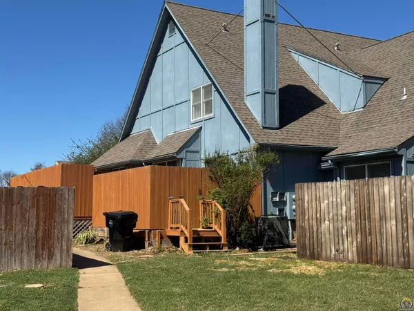 $215,000 | 2926 Southwest Arrowhead Road, Topeka, KS 66614