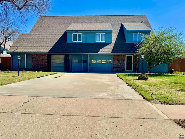 $215,000 | 2926 Southwest Arrowhead Road, Topeka, KS 66614