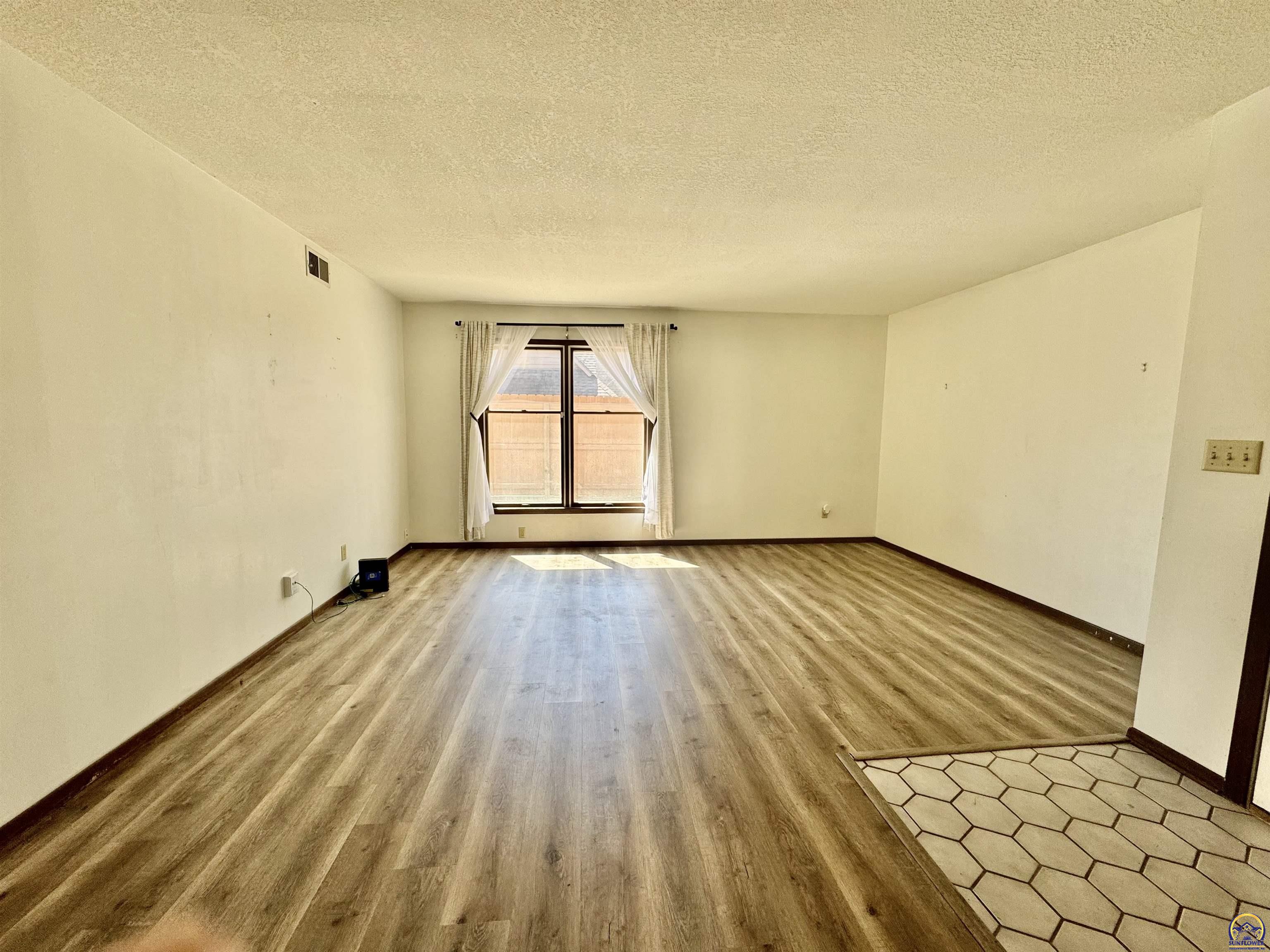 2926 Southwest Arrowhead Road Topeka, KS 66614 - Photo 5 of 21