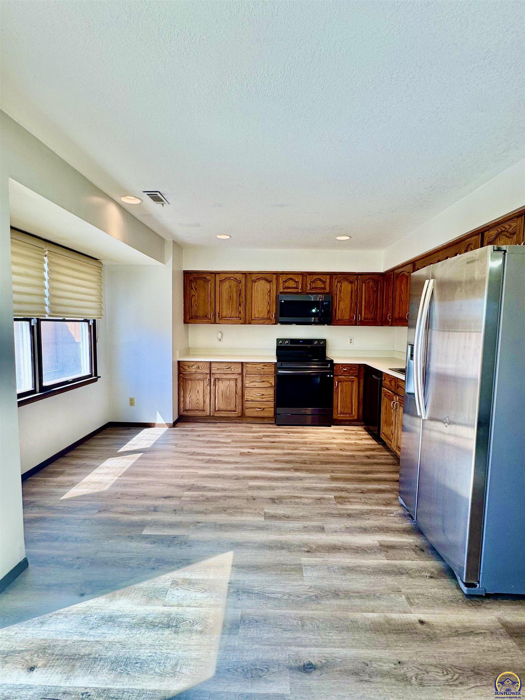 2926 Southwest Arrowhead Road Topeka, KS 66614 - Photo 8 of 21