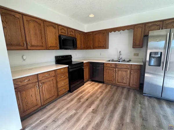 $215,000 | 2926 Southwest Arrowhead Road, Topeka, KS 66614