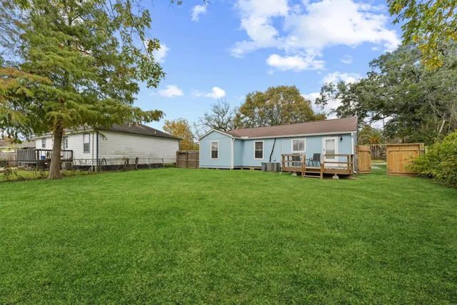 a view of a house with backyard and garden