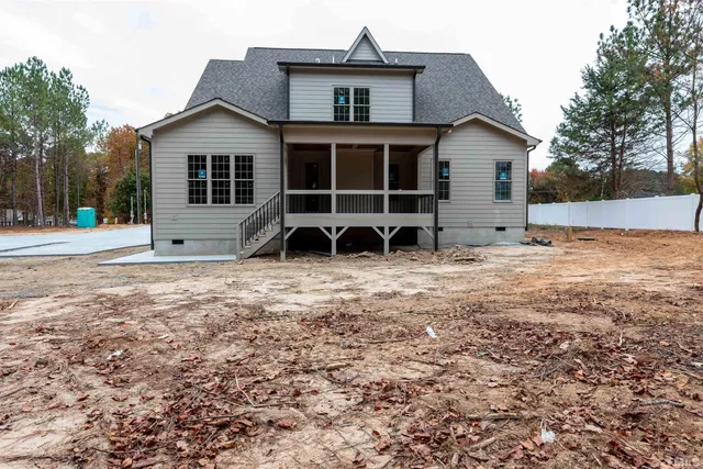 a view of a house with backyard